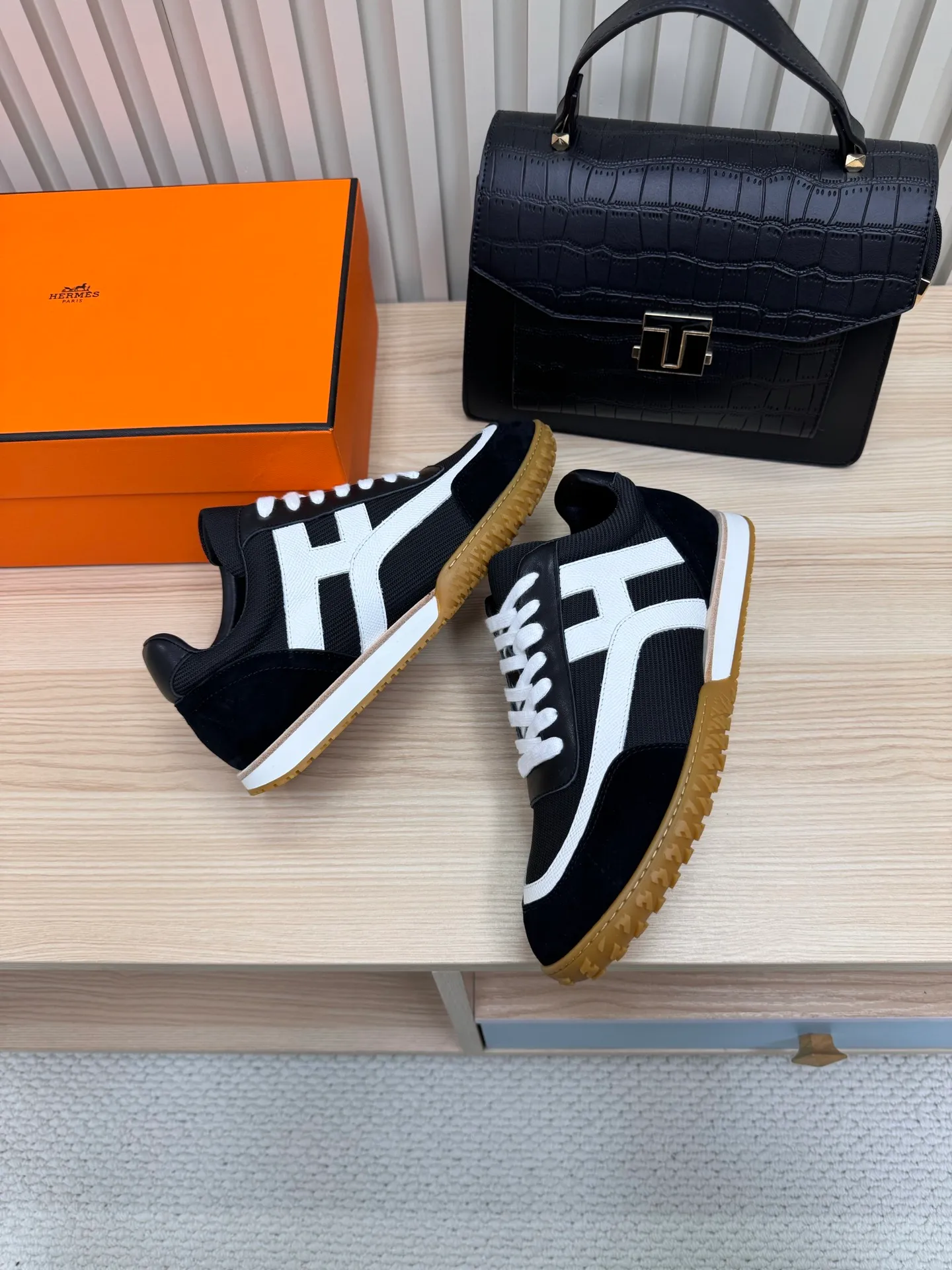 👟👟Ex-factory price 600👟👟 Hermes / Top version #couple style 24ss casual sneakers Suede goatskin sneakers decorated with contrasting patterns and iconic "H" details, beautifully packaged at the delivery counter🛍📦 Fabric: suede + down cloth Lining: mixed sheep lining Outsole: original TPU Bottom thickness: 2CM Size: 35-45
